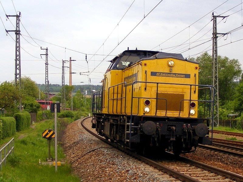 203 737 der SC Rail Leasing Europe bei der Ausfahrt aus Saalfeld am 13.5.2009.