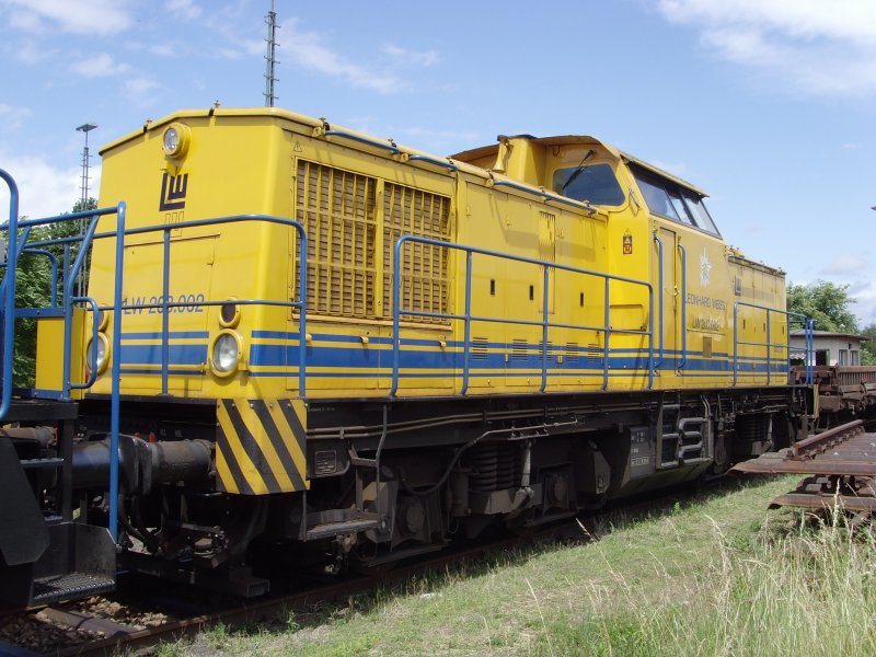 203.002 (Ex DB 202 335-5) von Leonhard Weiss auf einem Nebengleis im Freiburger Gbf. 06.06.09 