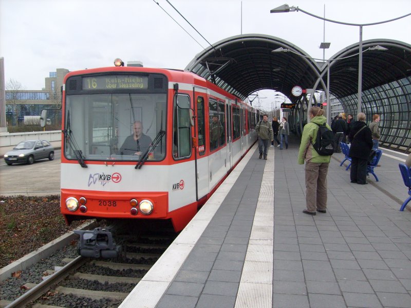 2038 - Linie 16 - Dt. Telekom / Pl. d. vereinten Nationen (Bonn) - 18.01.2007: 
Schon im Dezember des letzten Jahres ist der Transfer der  Zwanzighunderter  nach Istanbul abgeschlossen - fnf Wagen sollten allerdings in Kln bleiben (einen fr das Museum in Thielenbruch und vier fr die eventuelle Streckenverlngerung ins Gewerbegebiet Ossendorf). Genau wie die 2100er sollten diese Bahnen im Regelfall nur noch auf der Linie 5 unterwegs sein. Die Sache ist folgende: Die KVB besitzten noch neun dieser Bahnen aus dem Jahr 1976 (2003, 2012, 2031, 2032, 2035, 2038, 2049, 2098 und eine, deren Nummer ich nicht ausmachen konnte), beide Baureihen sind auch noch auf den berlandlinien nach Bonn unterwegs, sehr zur Freude des Fotografen.