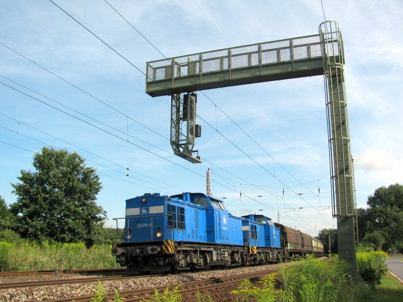 204 010-6 und eine weitere ihrer Art der PRESS erreichen gemeinsam den Vorsignalwiederholer der Ausfahrt Bestensee´s um ihren leeren Holzzug den sie am Tag davor bereits nach Norden brachten nach Sden zu bringen.