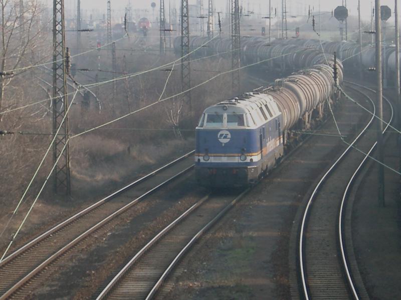 204 der Infraleuna rangiert am 24.03.05 in Grokorbetha mit einem Kesselzug, der anschlieend in die Leuna-Werke gebracht wird.