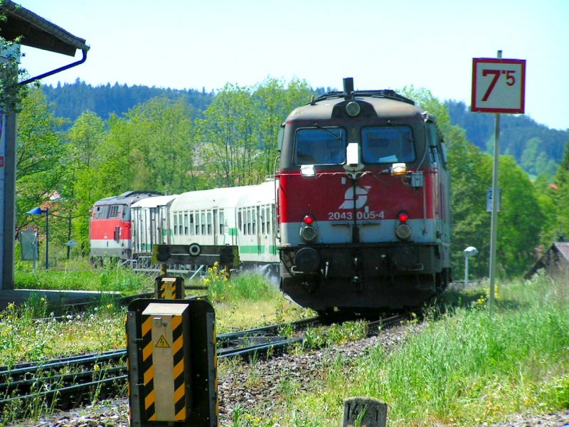 2043 005-4 am Zugschlu� des Unkrautvernichtungszuges bei der Ausfahrt Richtung Braunau/Inn vom Bhf. RIED i.I. (zu erkennen auch die  Spritzt�tigkeit); 080512