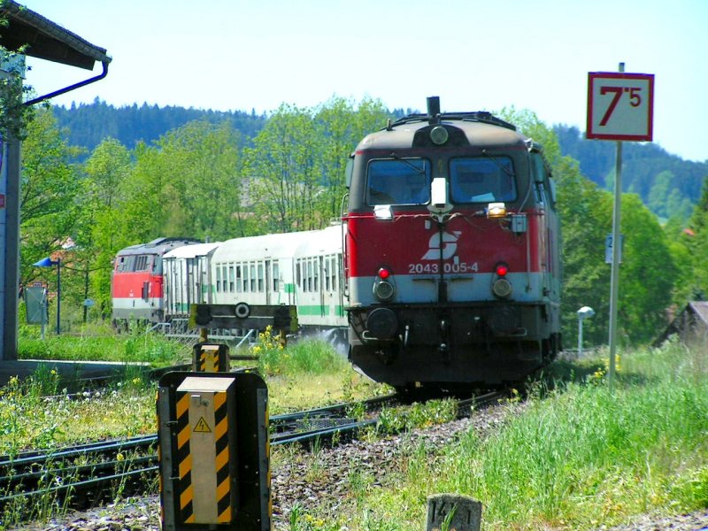 2043 005-4 am Zugschlu des Unkrautvernichtungszuges bei der Ausfahrt Richtung Braunau/Inn vom Bhf. RIED i.I. (zu erkennen auch die  Spritzttigkeit); 080512