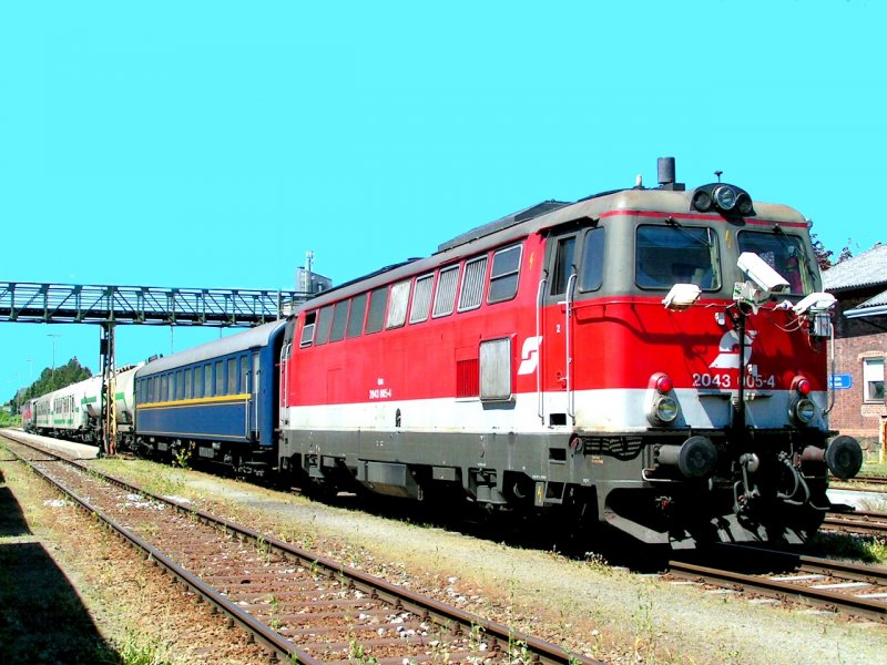 2043 005-4 bildet den Zugschlu des Unkrautvernichtungszuges am Bhf. RIED i.I.; 080512