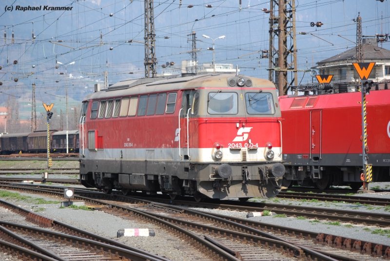 2043 010-4 verlsst am 05.04.09 den Bereich des BW Innsbruck, nachdem sie eine 1044 auf die Drehscheibe des Lokschuppens geschoben hat.
