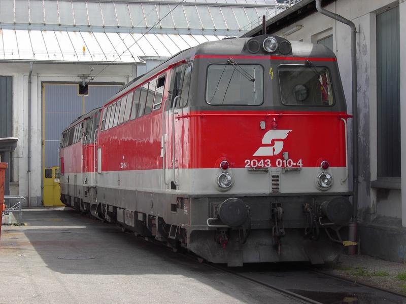 2043 010 steht mit einer  Schwester  in Bludenz