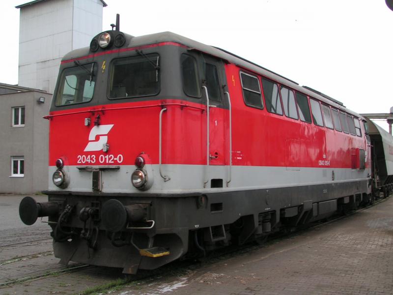 2043 012-0 bei Verschubarbeiten am Hafen Ennsdorf 2005-11-22