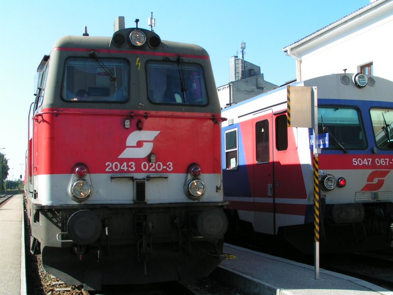 2043 020-3 steht mit R 5991 auf Gleis2 zur Abfahrt bereit; Bhf. Ried i.I. 070921