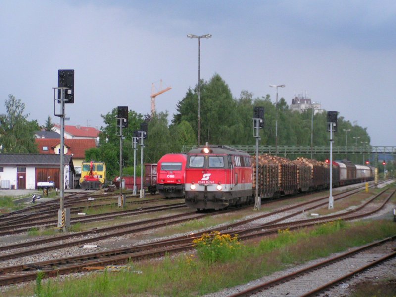 2043 020-3 war schon von lange vor der Durchfahrt im  Bhf. RIED i.I. mit ihrem Gterzug zu Hren!  2006-08-10