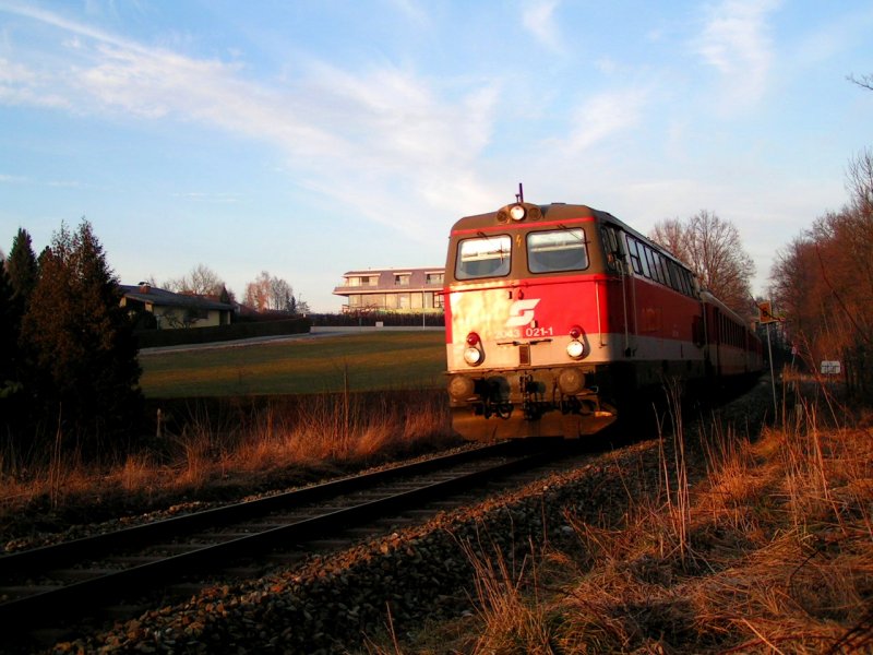 2043 021-1 mit R5990 in der abendlichen Sonne des 11.Feb.2008