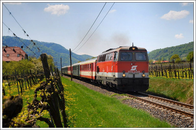 2043 022 mit dem EZ 1999  Wachau  von Linz/Donau Hbf nach Krems an der Donau, am 19.4.2009 kurz nach der Haltestelle Wsendorf-Joching in der Wachau aufgenommen.