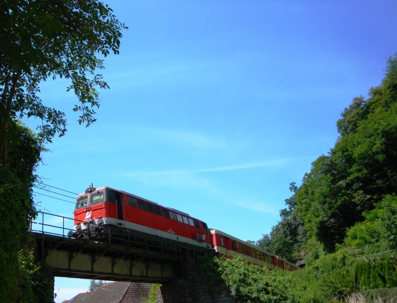 2043 025-2 fhrt mit EZ 1999 durch Marbach an der Donau. (21.7.09)