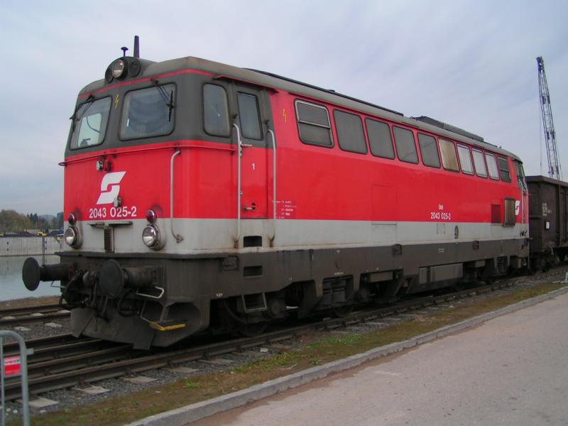 2043 025-2 whrend Verschubarbeiten Anschlubahn Hafen Ennsdorf (2005-10-25)