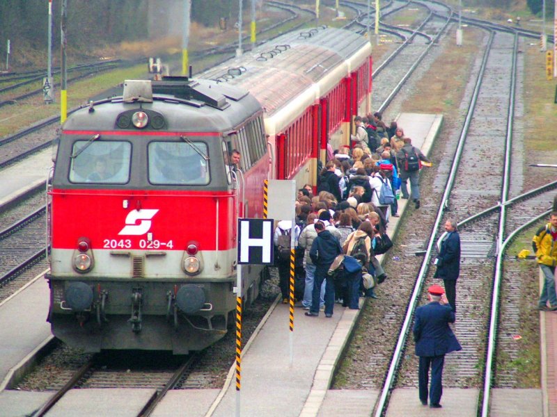 2043 029-4 ist soeben mit R 5975 eingefahren; Bhf RIED i.I. ; 071130 