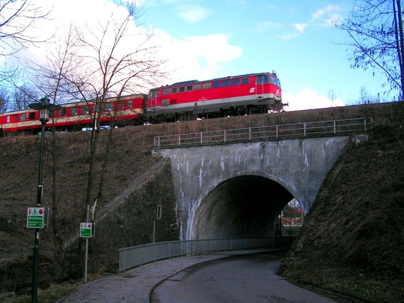 2043 032-8 zieht R5990; 080304