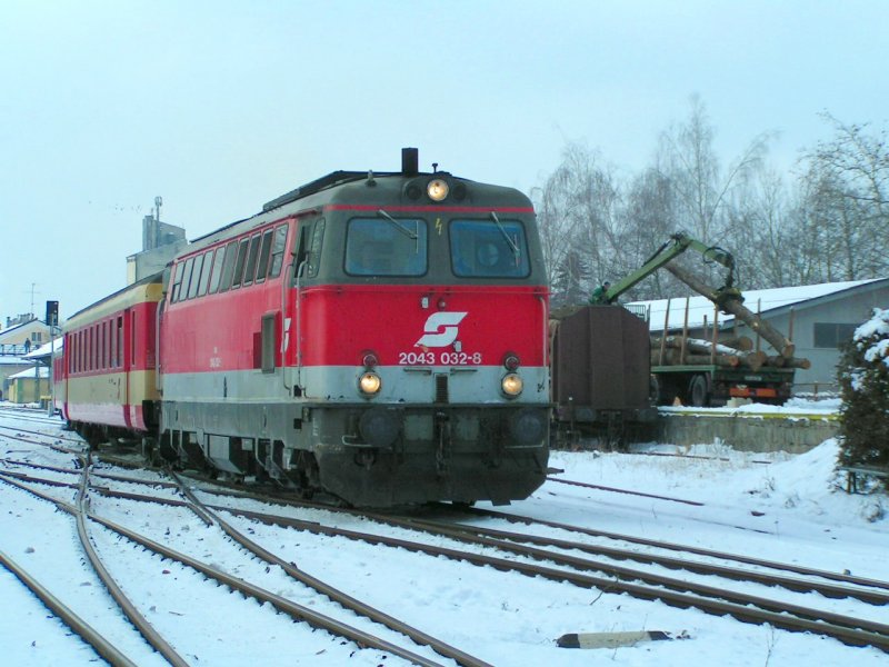 2043 032-8 zieht R5991 Richtung Neumarkt/Kallham; hier bei der Ausfahrt Bhf. RIED i.I. 2007-01-26