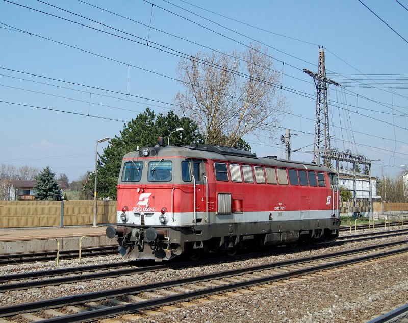 2043 032 ist am 04.04.2009 solo in Marchtrenk
durchgefahren.