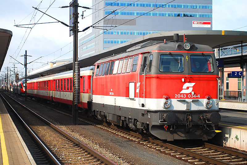 2043 034 steht in Linz Hbf mit dem EZ Strudengau zur Abfahrt bereit (7.7.2009)