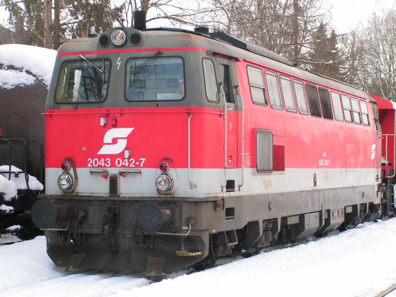 2043 042-7 d. Traktion KREMS/D hat den Schneerumer 9760 034-5 am Haken; Bhf. RIED i.I. 2006-01-06