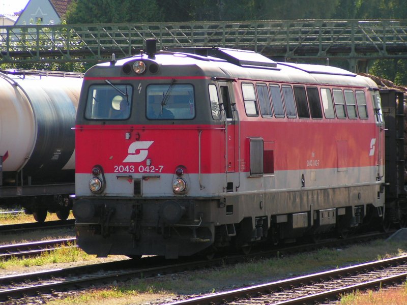 2043 042-7 rackert sich mit einem Gterzug ab, Durchfahrt Bhf. RIED i.I. 2006-08-14