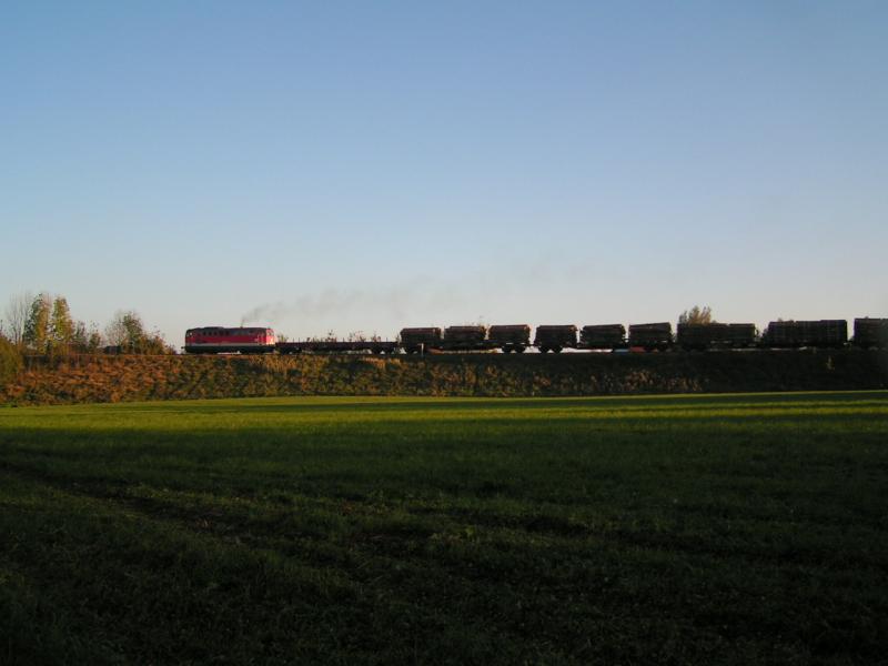 2043 048-4 mit schwerem Gterzug Richtung Wels in der abendlichen Herbstsonne des 18.Okt.2005 (Ausfahrt Ried i.I. )