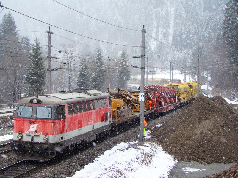 2043 058-3 auf Giselabahn,kurz vor Westendorf.