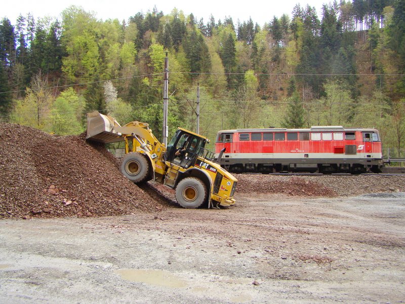 2043 058-3 bei Hopfgarten.Derzeit ist die Strecke gespert.
