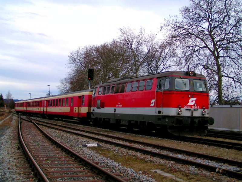2043 060-3 ist am d�steren Freitagnachmittag dem R5974 vorgespannt; 071207