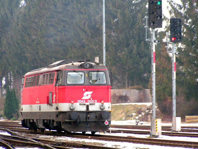 2043 060-9 (Traktion KREMS/D) durchfhrt im Blockabstand zum IGE-Sonderzug den Bhf. RIED i.I.; 080105