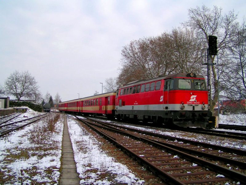 2043 063-3 ist mit R5974 unterwegs; 071116