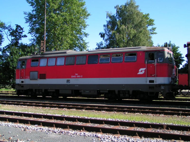 2043 068-2 bei einem ausserplanmssigem Zwischenstopp am 
Bhf. RIED i.I. 2006-07-19