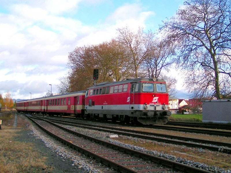 2043 068-2 zieht R5990, hier bei der Einfahrt Bhf. RIED i.I. 071109
