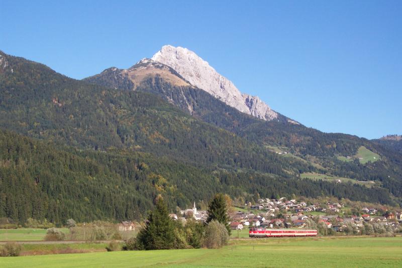 2043-070-8 Ausfahrt vom Bhf. Dellach/Gailtal am 09.10.2003. Der Zug  rhrt  vor dem Reisskofelpanorama Richtung Ktschach-Mauthen und muss dort Kopf machen.