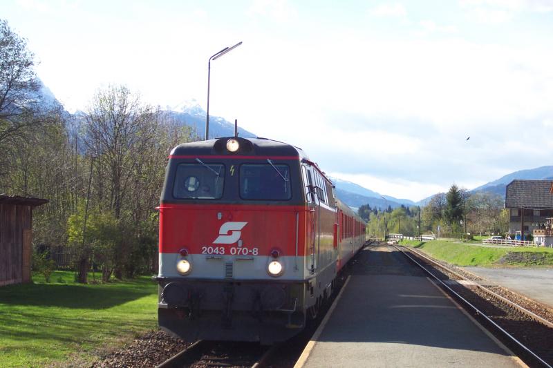 2043-070-8 im Bahnhof Dellach/Gailtal am 09.10.2003. Der Zug kommt aus Ktschach-Mauthen Richtung Hermagor und Villach.