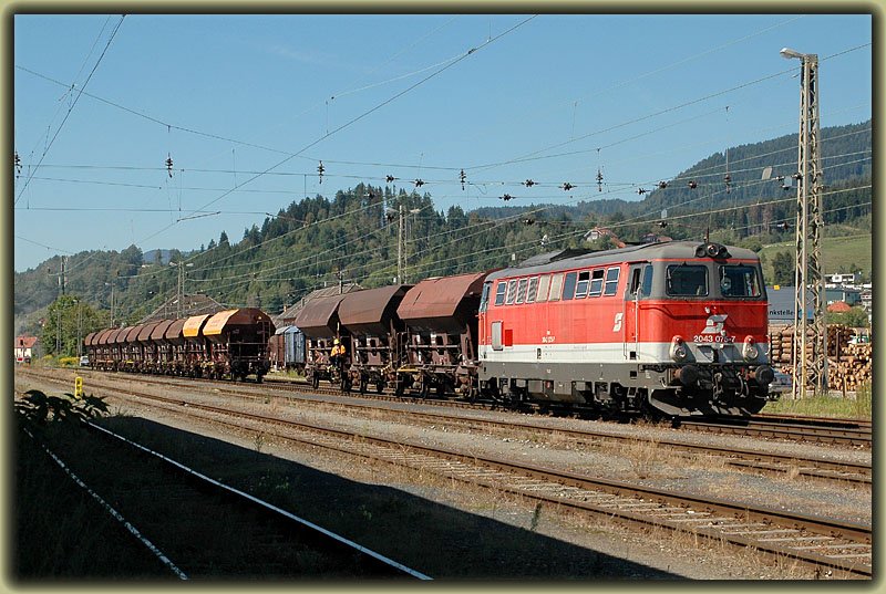 2043 075 am 1.9.2006 bei Gleisschotterungsarbeiten im Bahnhof St. Veit a.d. Glan Westbahnhof in Krnten.