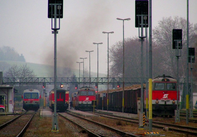  2043-POWER  025-2 verlsst qualmend und mit dem typischen Maschinengerusch den Bhf. RIED i.I. Richtung Wels, 032-8 auf Gleis 3 wird sich in wenigen Sekunden ebenfalls mit einer Rauchfahne  vom Bhf. verabschieden , Nr.022-9 hingegen hat ihre Arbeit mit dem schweren Rbenzug hinter sich und wartet auf weitere Verschubttigkeiten; 071123