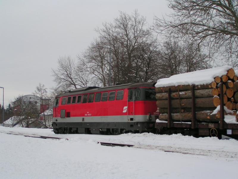 2043063-3 mit Gterzug  Bhf RIED durchfahrend 060308