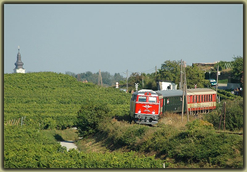 2043.24 am 24.9.2006 mit dem Erlebniszug Wachau kurz vor der Einfahrt in Unterloiben in der Wachau.