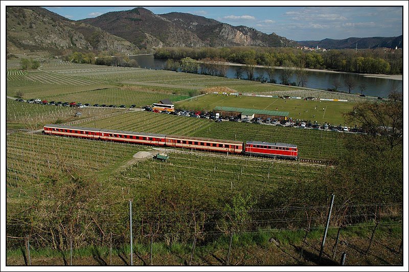 2043.24 bei ihrer letzten Fahrt von Krems nach Spitz am 8.4.2007 als EZ 6998 nach Spitz kurz vor Wei�enkirchen in der Wachau.