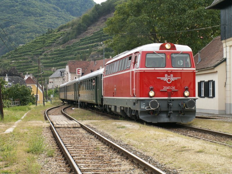 2043.24 bespannte am 24.8.2007 den EZ 6993, auf dem Bild bei der Einfahrt in Spitz an der Donau
