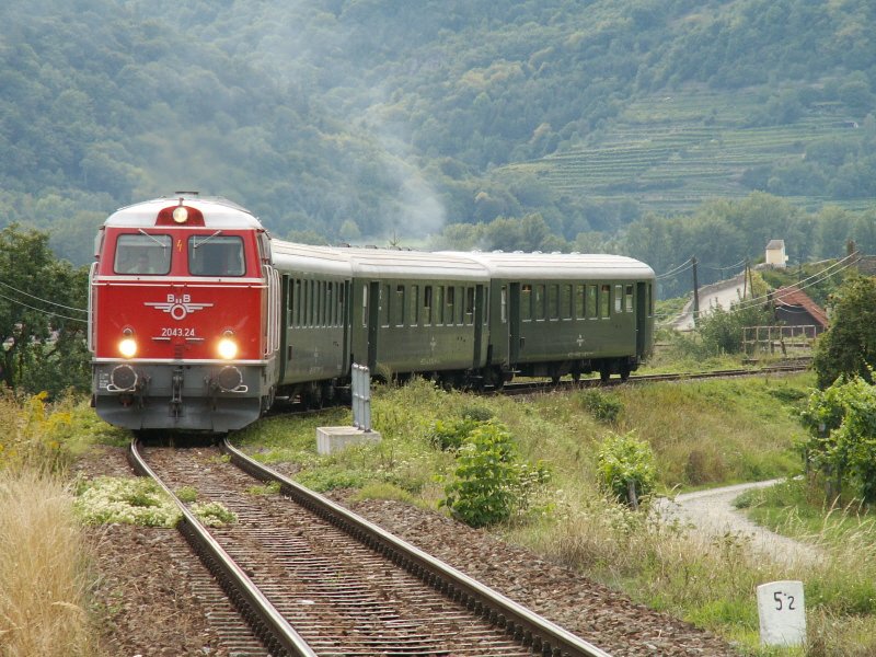 2043.24 biegt an der Spitze von EZ 6993 in die Einfahrt der Haltestelle Unterloiben ein (24.8.2007)
