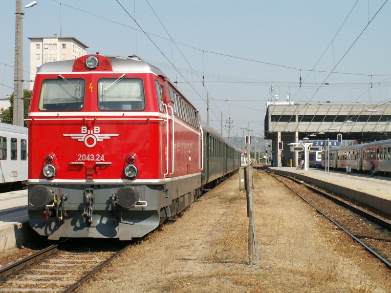 2043.24 ist hier in Krems/Donau als EZ 6996 zur Abfahrt bereitgestellt (24.9.2007)