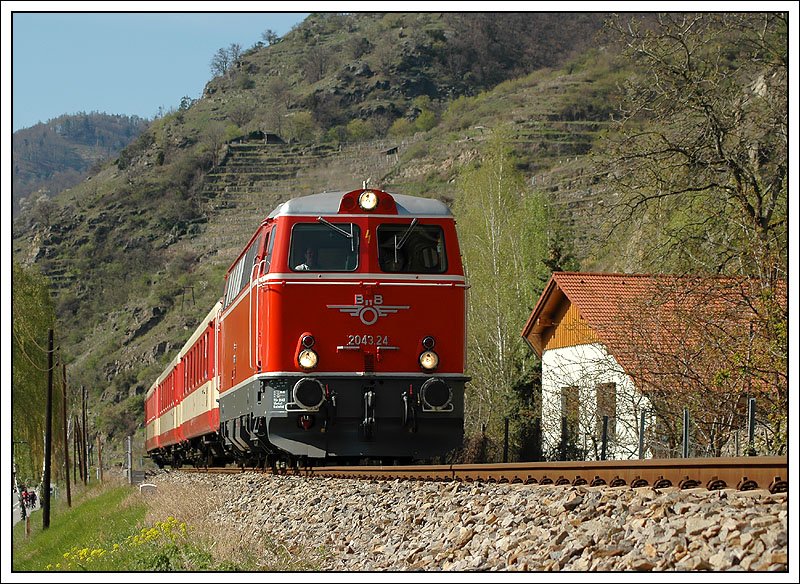 2043.24 der BB Nostalgie, diesmal als  EZ 6997  Wachau  von Spitz a.d. Donau nach Krems a.d. Donau unterwegs am 8.4.2007 kurz vor Drnstein in der Wachau.
