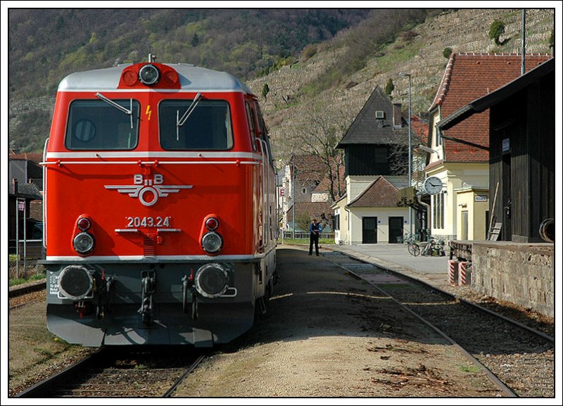 2043.24 steht abfahrbereit am 8.4.2007 in Spitz an der Donau als EZ 6999 nach Krems.