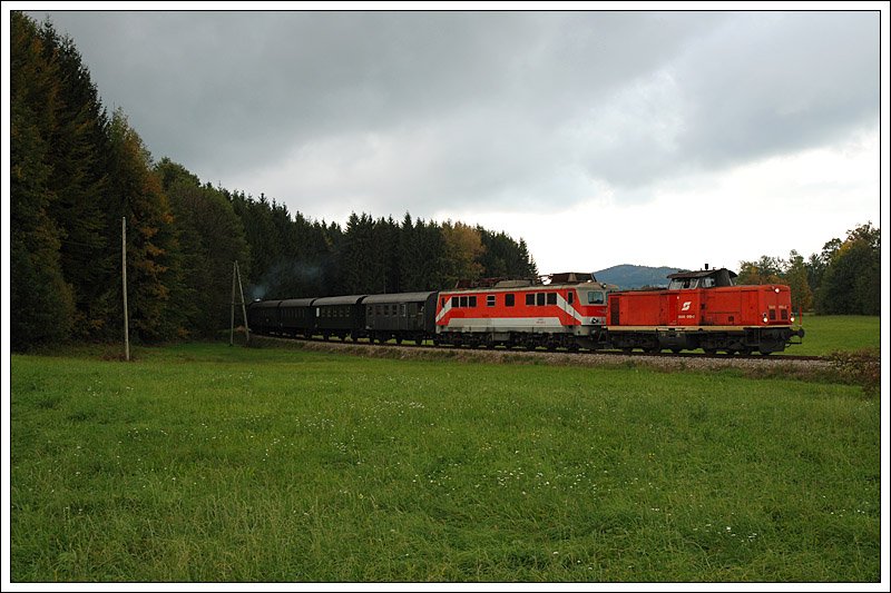 2048 018 der SLB am 4.10.2008 vor einem Personenzug von Ampflwang nach Timelkam bei der Klranlage in Ampflwang aufgenommen. Mit im Zugverband, 1110 522 (betriebsbereit) die in Timelkam an das Stromnetz musste.