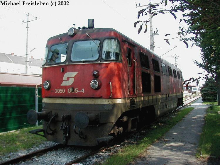 2050 005-4 wartet im Bahnhof Bruck/Leitha auf ihren nchsten Einsatz, am 19-08-2002