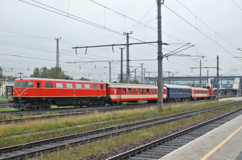 2050 09 verlsst am 11.08.2007 mit einem
Sonderzug bei dem hinten noch die 2068 001
angehngt war den Welser Hbf in Richtung
in Richtung Passau.
