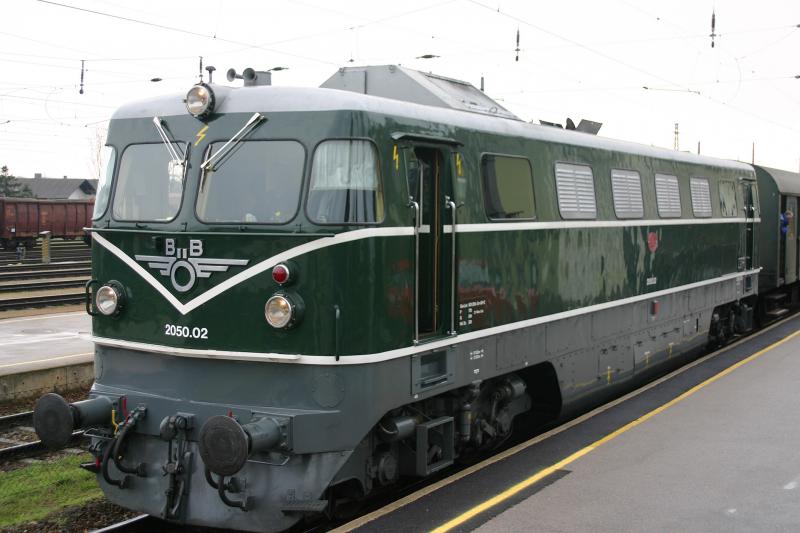 2050.02 am 17.4.2006 im Bahnhof Tulln.