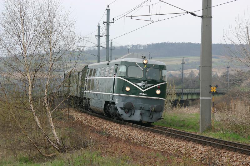 2050.02 mit einem Sonderzug am 17.4.2006 kurz hinter Limberg-Maissau.