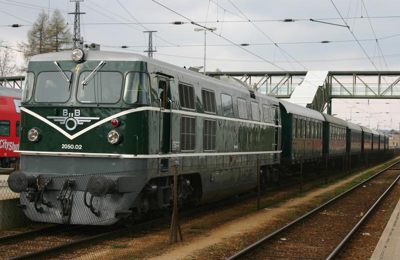 2050.02 mit einem Sonderzug im Bahnhof Sigmundsherberg. (17.4.2006)